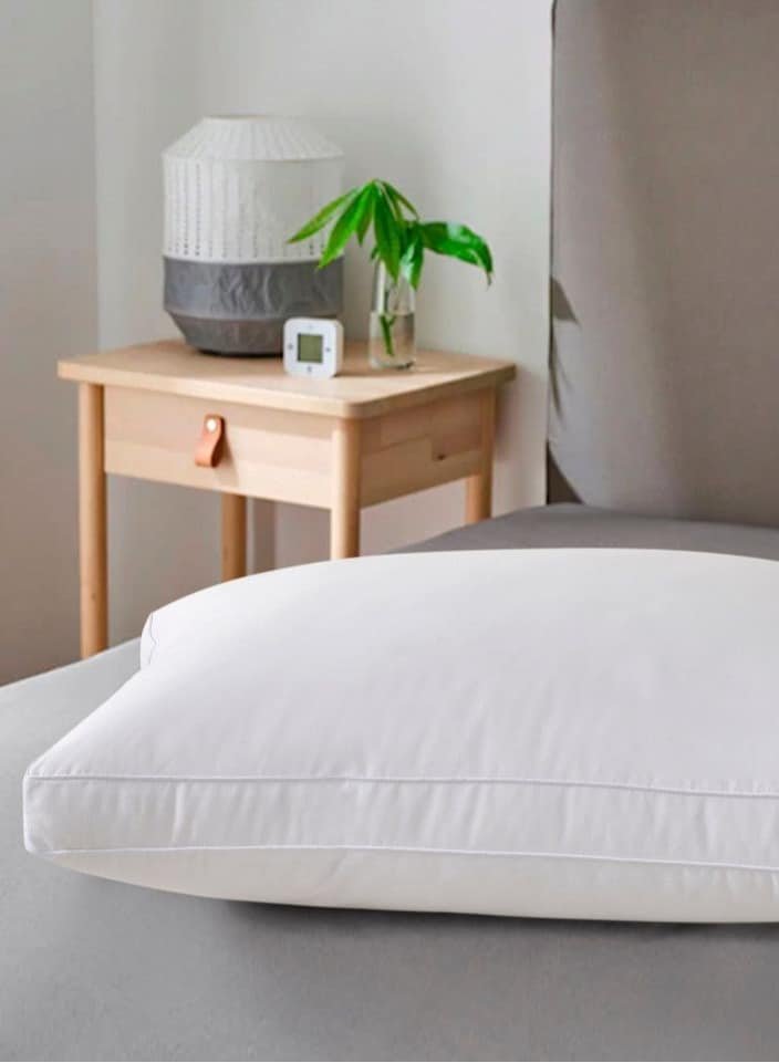 345ea585-c791-439f-a7b1-ff27d8f0db19.jpeg مخدة فندقية لاكشري من القطن 100% - أبيض - 90x50 سم - الصورة 1