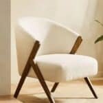 كرسي من البوكليه وأرجل خشب سويدي بني غامق 60x70x60 سم  - أبيض