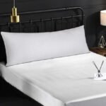 مخده نوم طويلة سادة من مايكروفايبر - أبيض 150x50سم