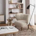 ⁦كرسي جانبي من البوكليه والخشب السويدي - بيج⁩ - الصورة ⁦2⁩