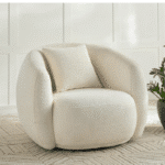 كرسي من البوكليه وأرجل خشب سويدي - بيج